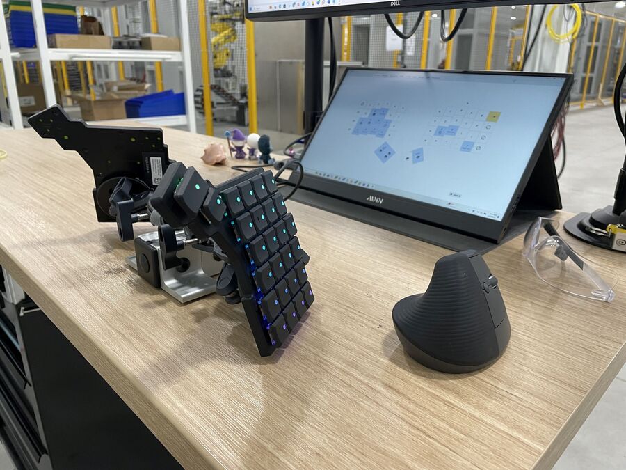 Juan Hernandez's keyboard from the side