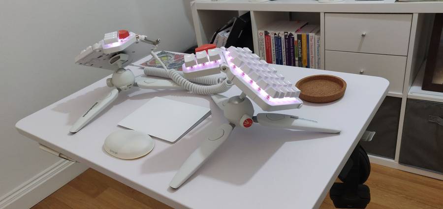 Stephen Perera's Moonlander keyboard, tented, from the front