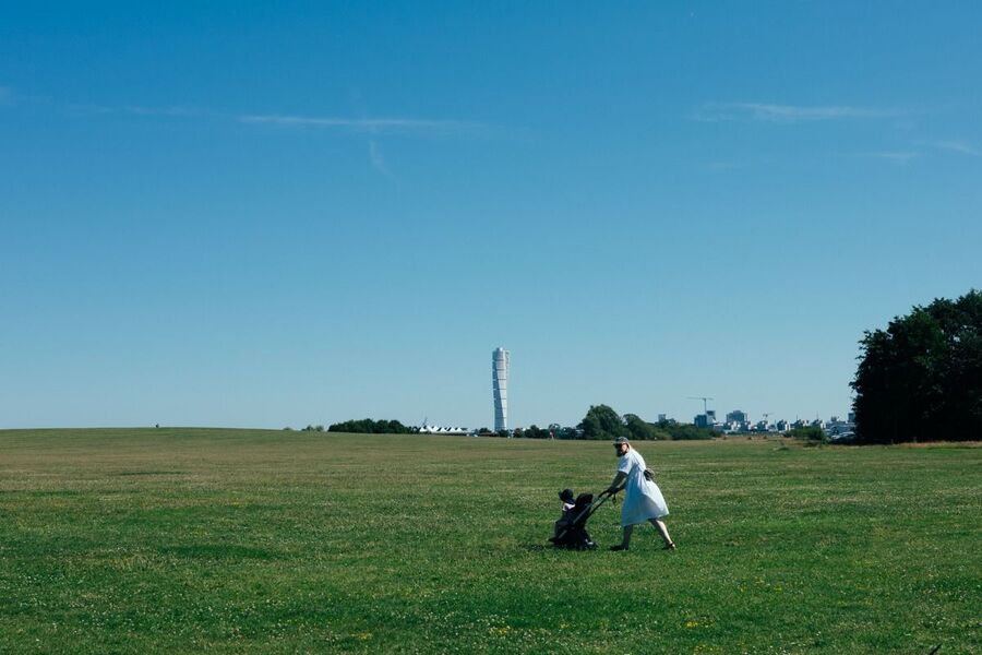 Tobias Lidman-Strauss's wife and daughter in a green field