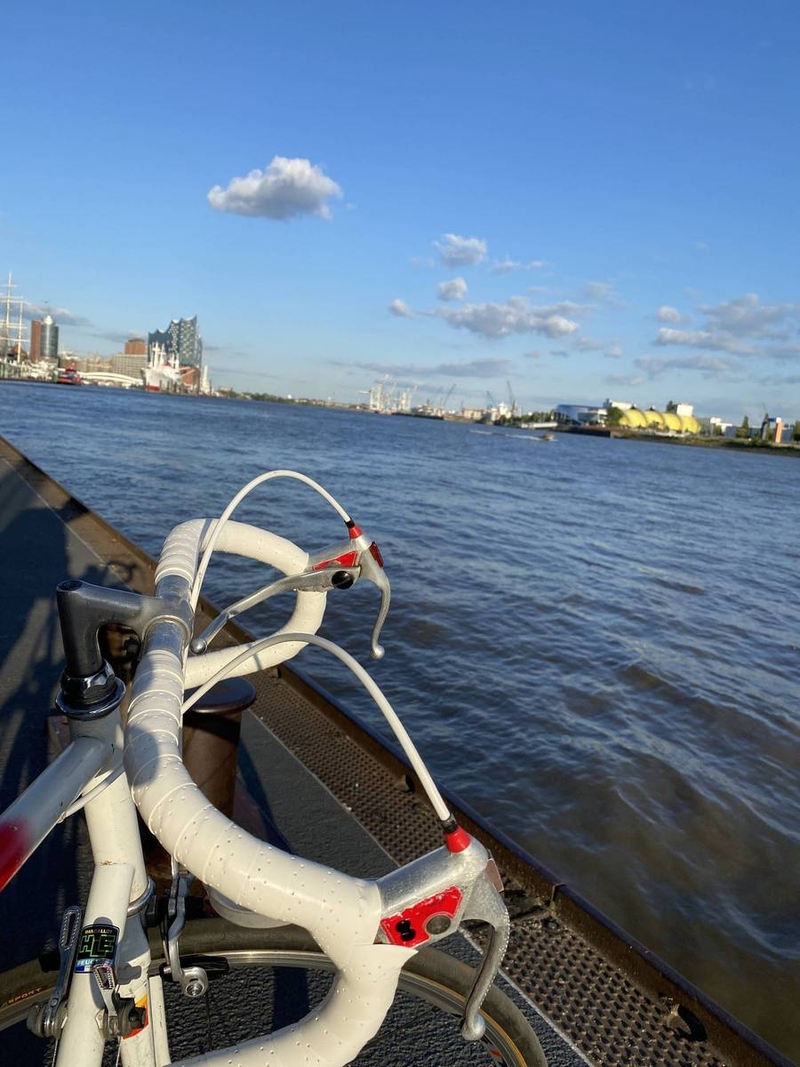 Jonas Kwiedor's bike and Hamburg harbor