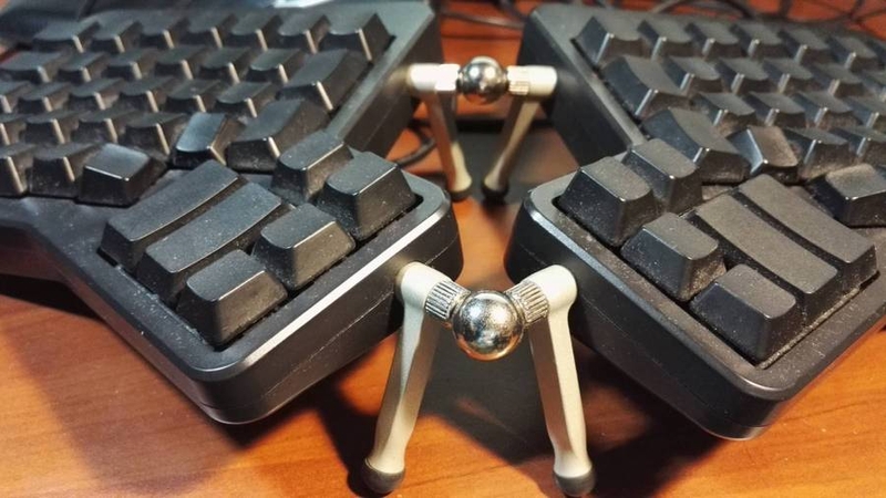 Keyboard with magnets