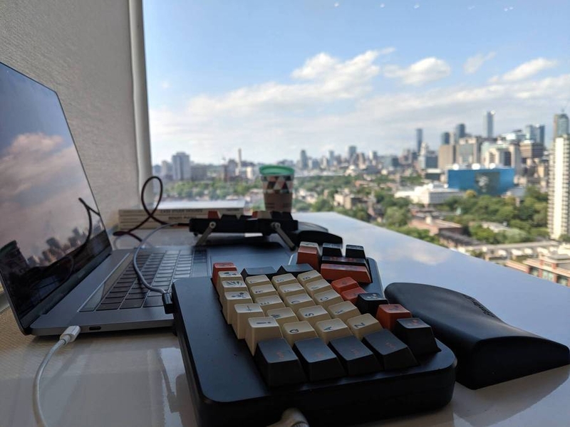 desk_and_view