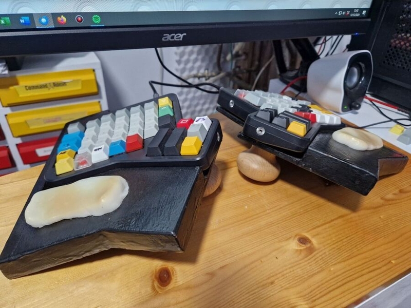 David Wake's keyboard with homemade tenting solution
