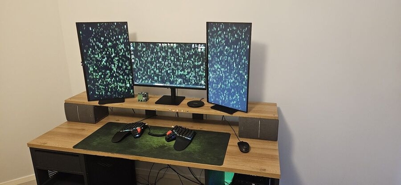 Even indoors, Maciej is surrounded by green Maciej Lech's setup