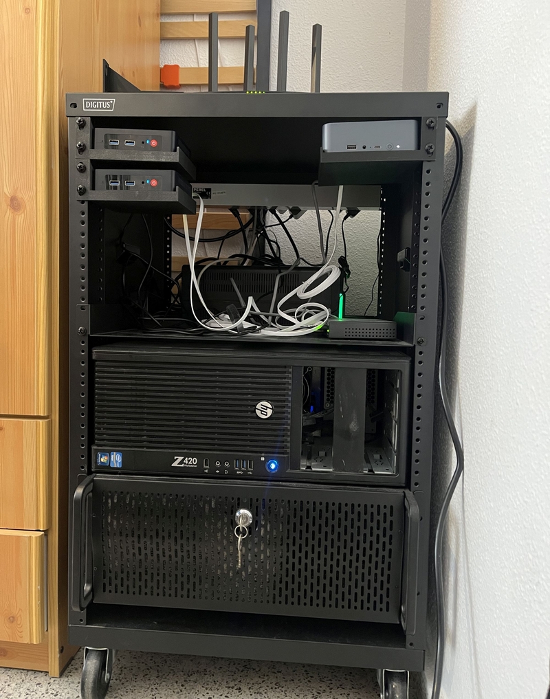 Axel Rafn's homelab rack