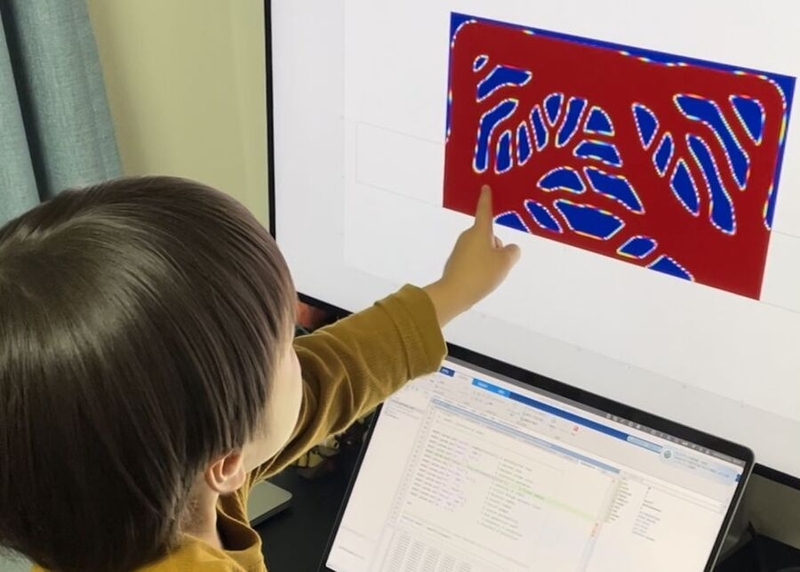 At home, Dr. Yaji's son is very interested in his work Kentaro Yaji's son