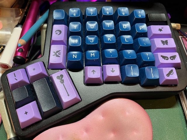 Katriel Paige's Moonlander with the lost keycaps