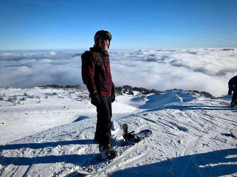 JJ Guo's snowboarding pic