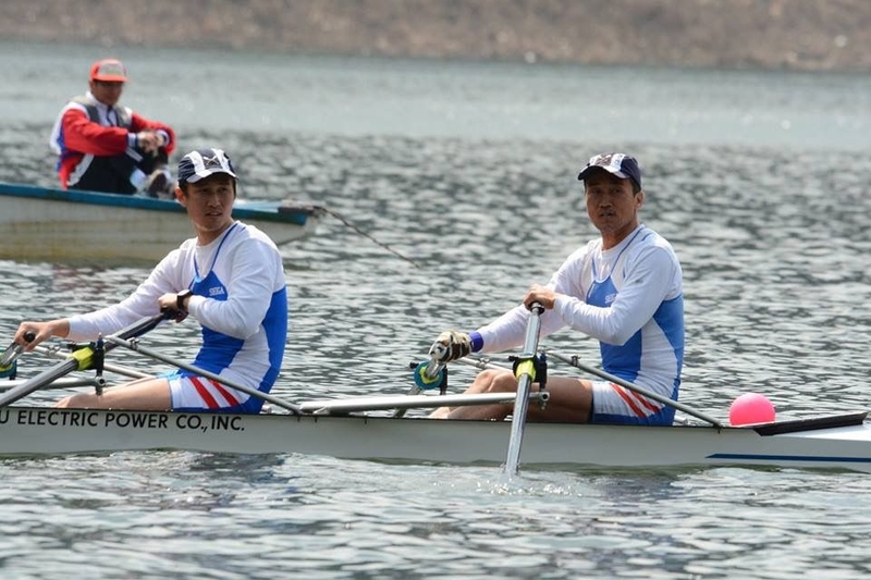 Kentaro Yaji rowing with his father