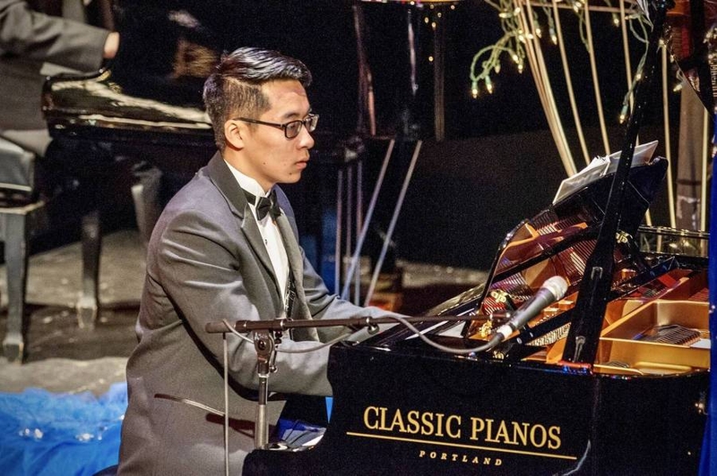 JJ Guo playing piano