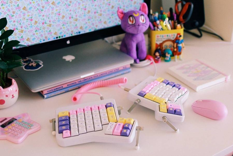 Amy Wibowo's keyboard and desktop