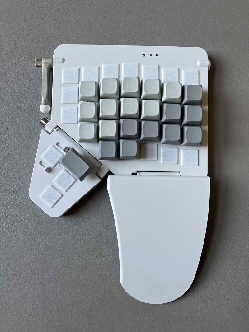 Alessandro's Moonlander has keycaps and just plain caps Alessandro Melis's Moonlander keyboard half