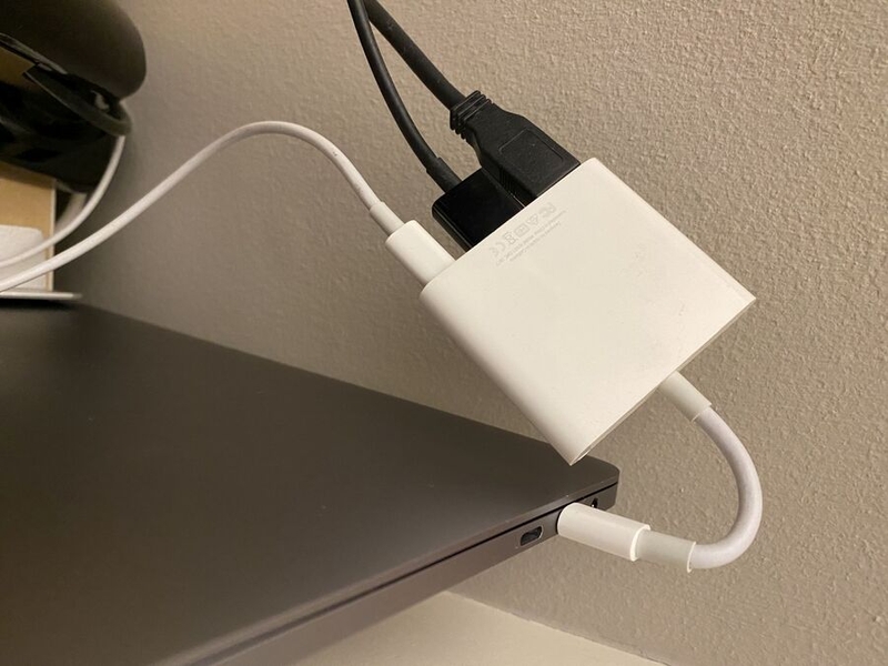 Soledad Penadés's laptop cable