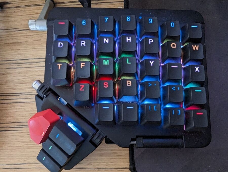 Right half of Ahmet Necati Uzer's Moonlander keyboard