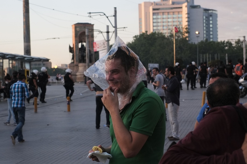Ahmet Necati Uzer's photo of a man on the street with a clear plastic bag over his head