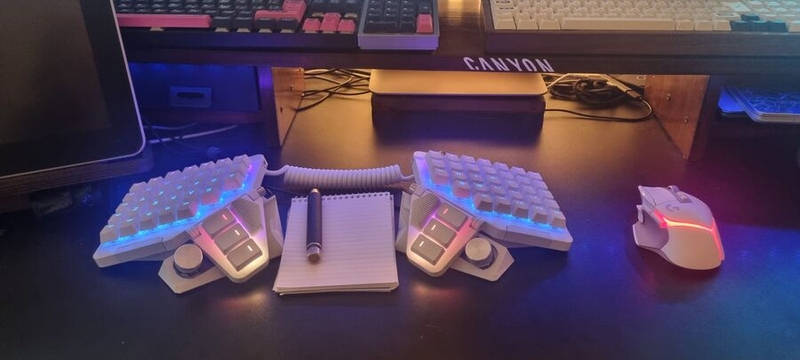 Dietrich Magnus's keyboard with paper, up close